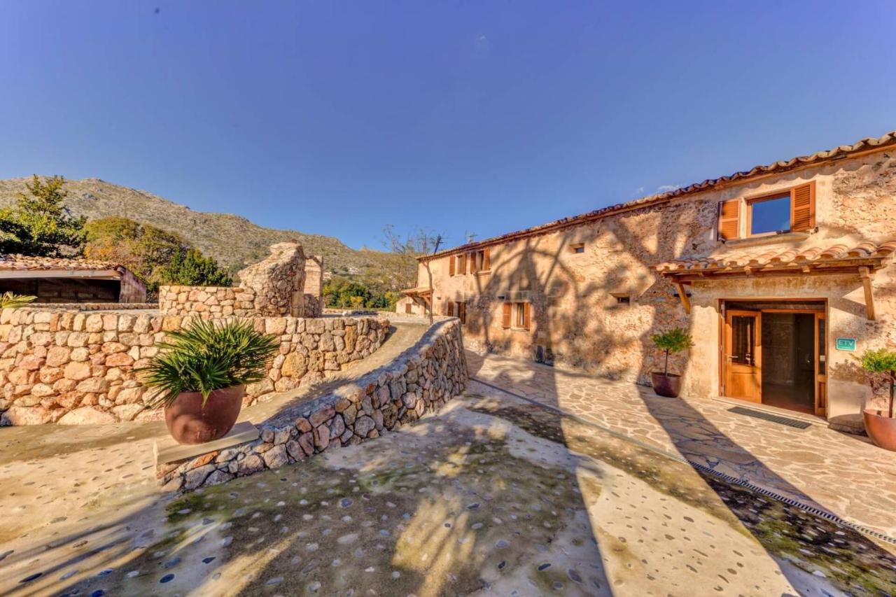 Cladera Villa *